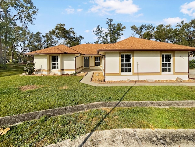 view of front of home featuring a front yard