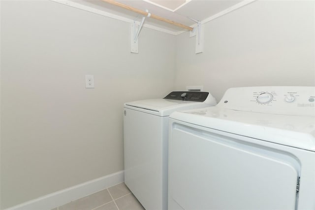 washroom featuring washer and clothes dryer and light tile patterned flooring