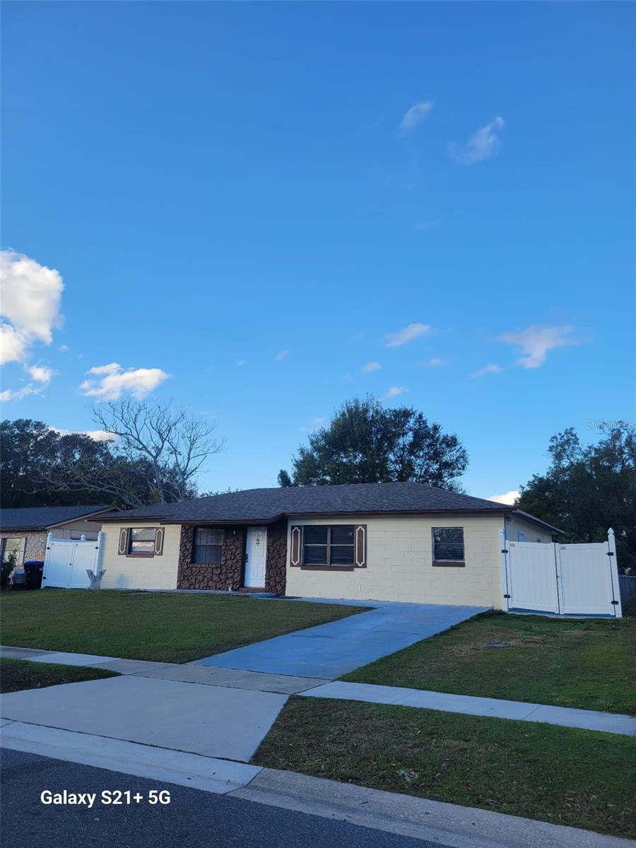 single story home featuring a front yard