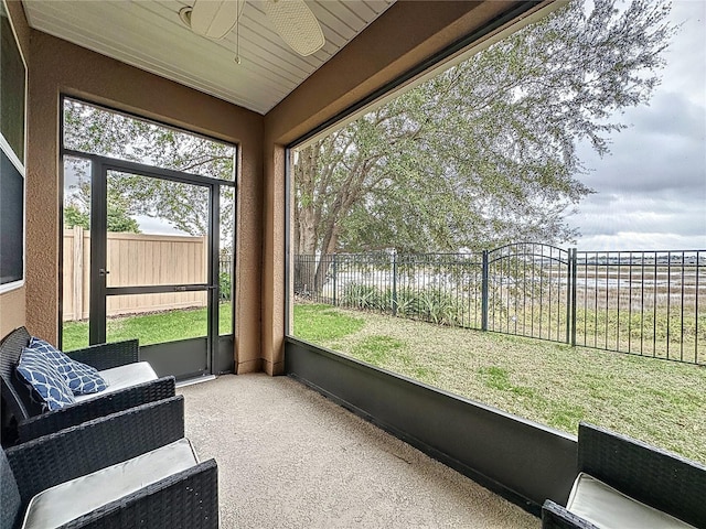 sunroom with ceiling fan