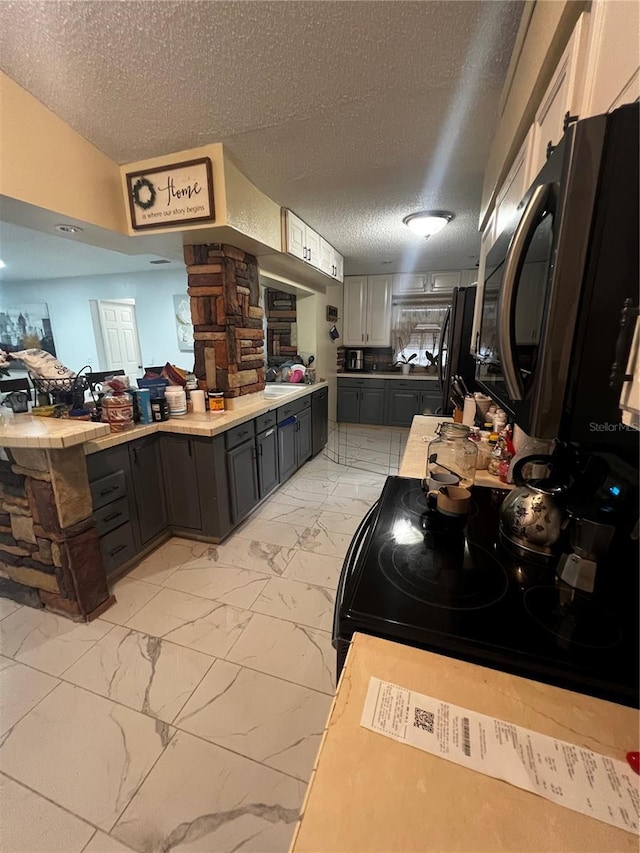 kitchen featuring kitchen peninsula and a textured ceiling