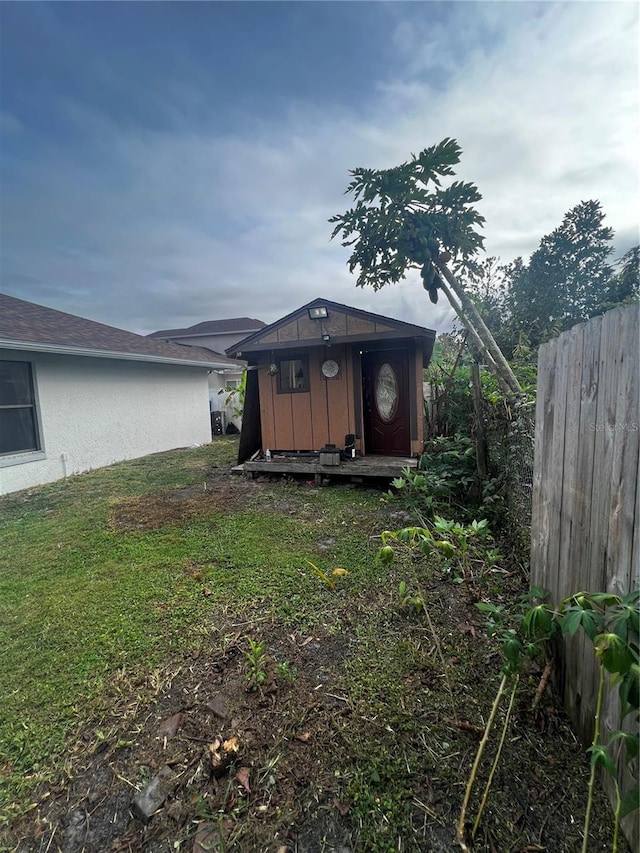 view of yard featuring a storage shed