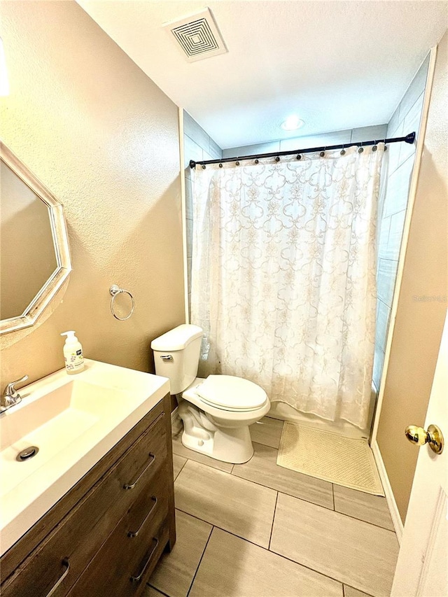 bathroom with a shower with curtain, toilet, and vanity