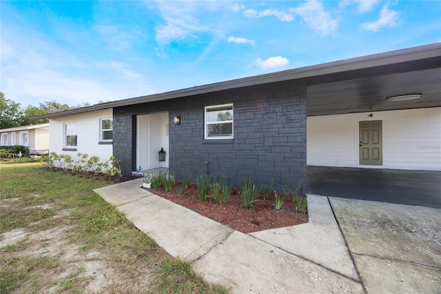 single story home with a carport