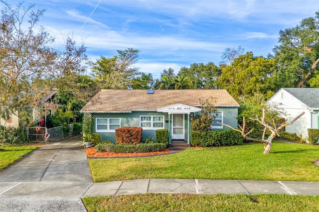 view of front of property featuring a front lawn