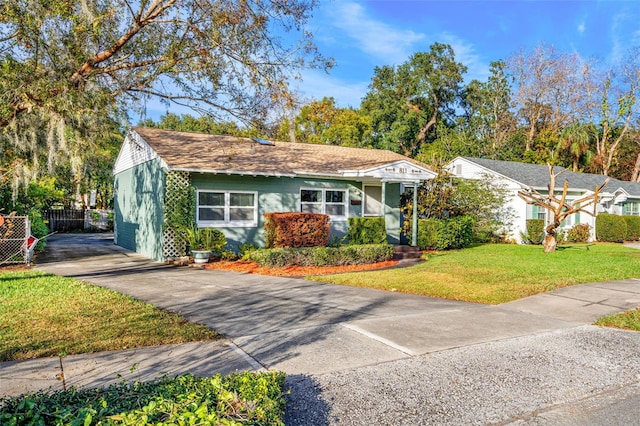 view of front of home featuring a front yard