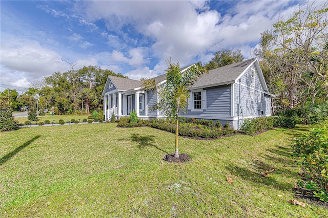 view of front of property featuring a front lawn