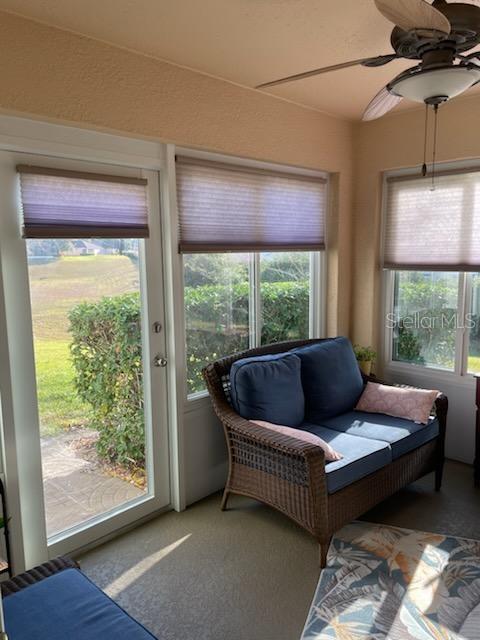 sunroom with ceiling fan