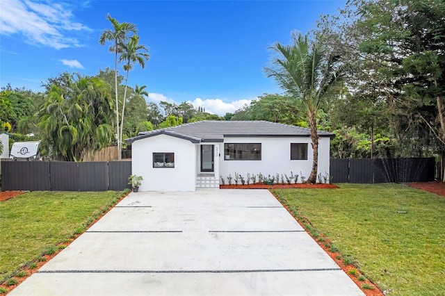 view of front of home featuring a front lawn