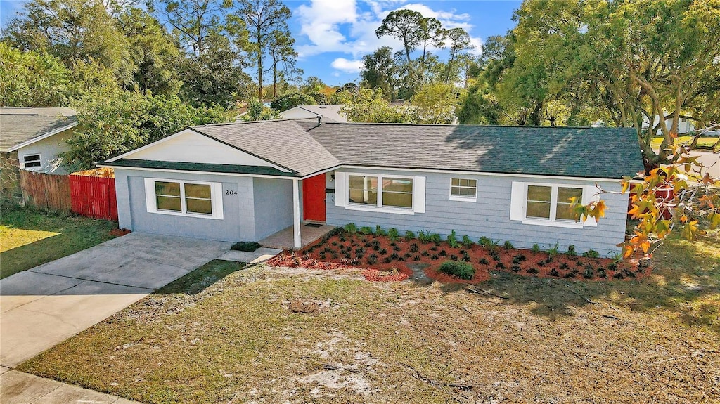 ranch-style home featuring a front lawn