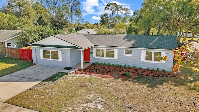 ranch-style home featuring a front lawn