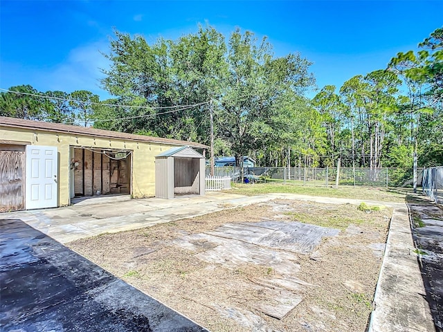 view of yard with an outbuilding