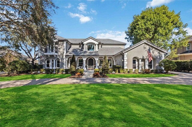 view of front of home featuring a front yard