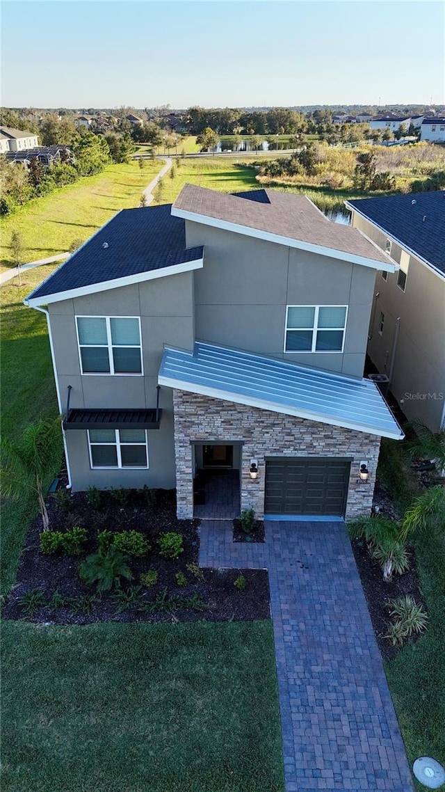 view of front of property featuring a front yard and a garage