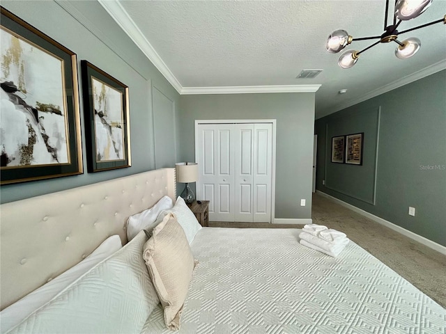 carpeted bedroom featuring a textured ceiling, a notable chandelier, crown molding, and a closet