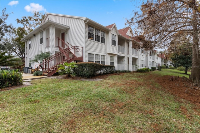 view of side of property featuring a lawn