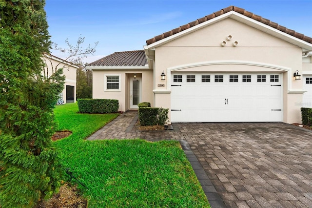 view of front facade featuring a front yard and a garage