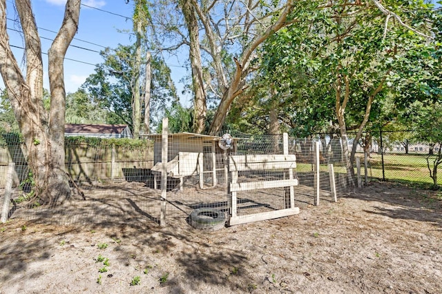 view of yard featuring an outdoor structure