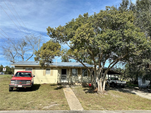 view of front of house featuring a front yard and a carport