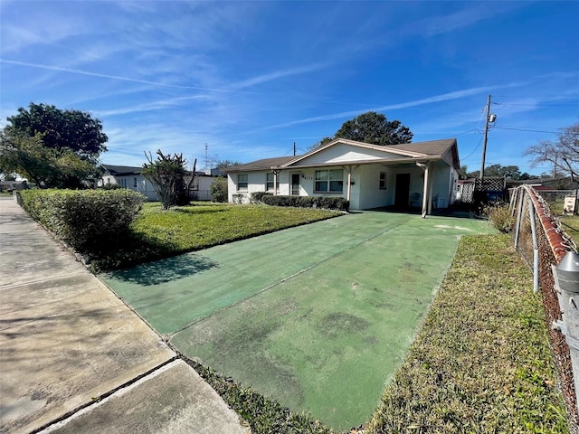 view of front of house featuring a front lawn