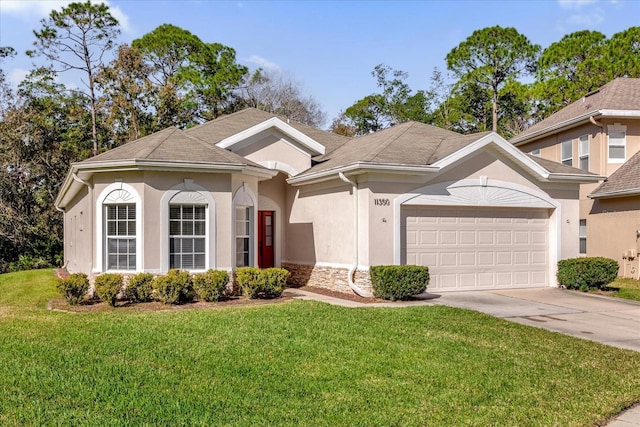 view of front of home featuring a front lawn and a garage