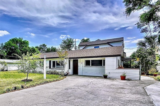 view of front of home featuring a front yard