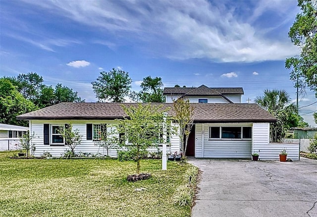 view of front of house featuring a front lawn