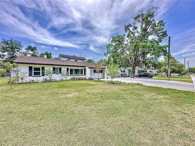 ranch-style house featuring a front lawn