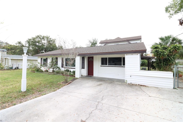 single story home with a front lawn