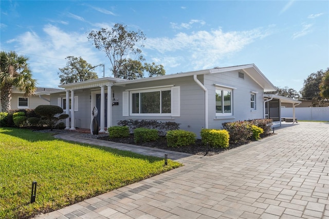 ranch-style house featuring a front lawn