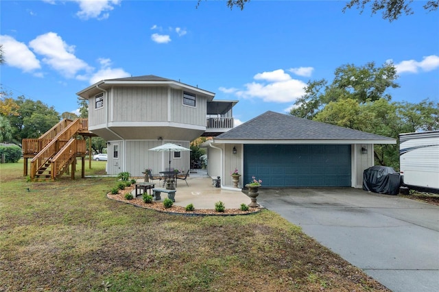 view of front of home featuring a front lawn and a garage