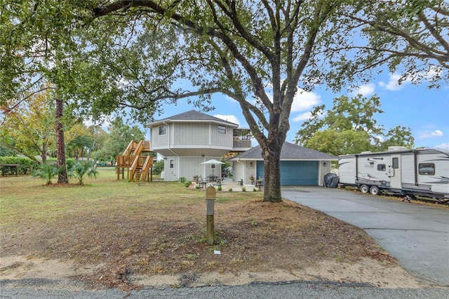 view of front of property featuring a front yard