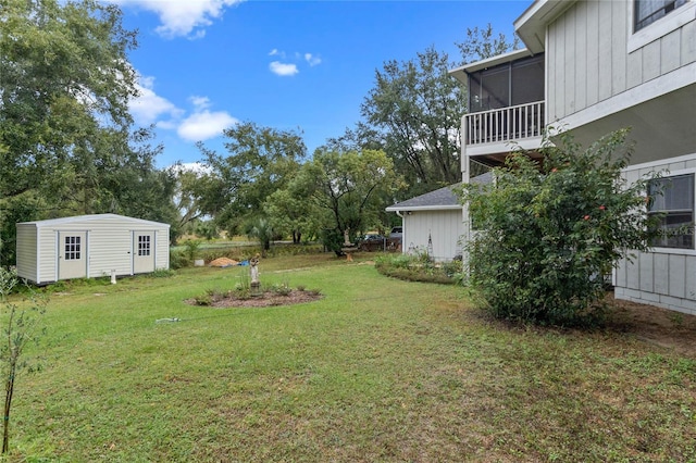 view of yard with a shed