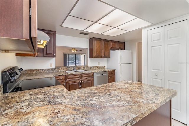 kitchen with kitchen peninsula, stainless steel appliances, ceiling fan, and sink