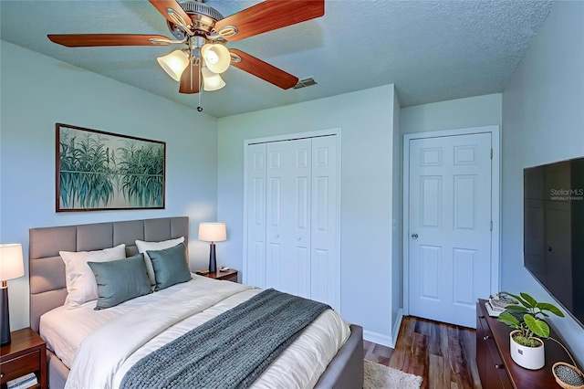 637 Twin Lake Ave, Deltona, FL 32738 - bedroom with a closet, dark wood-style floors, ceiling fan, and a textured ceiling