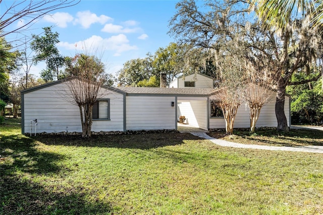 view of front of property featuring a front lawn and roof with shingles