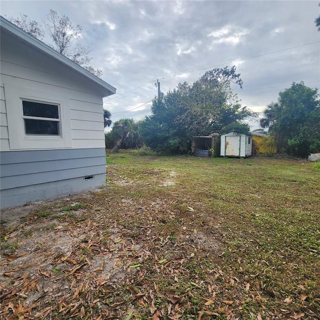 view of yard with a storage shed