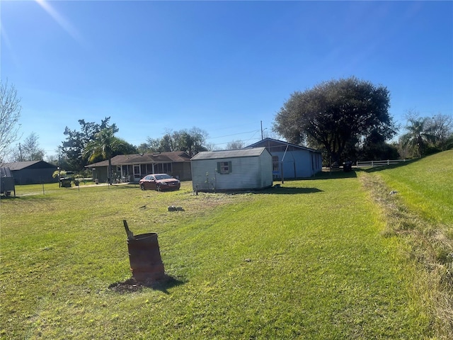 view of yard featuring an outdoor structure