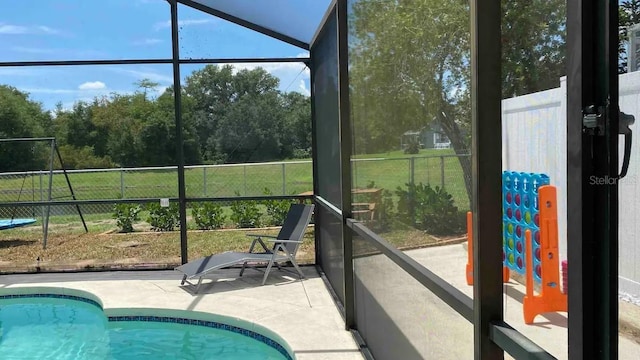 sunroom with vaulted ceiling