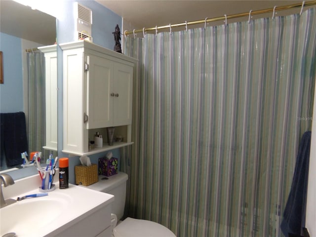 bathroom with a shower with curtain, vanity, and toilet