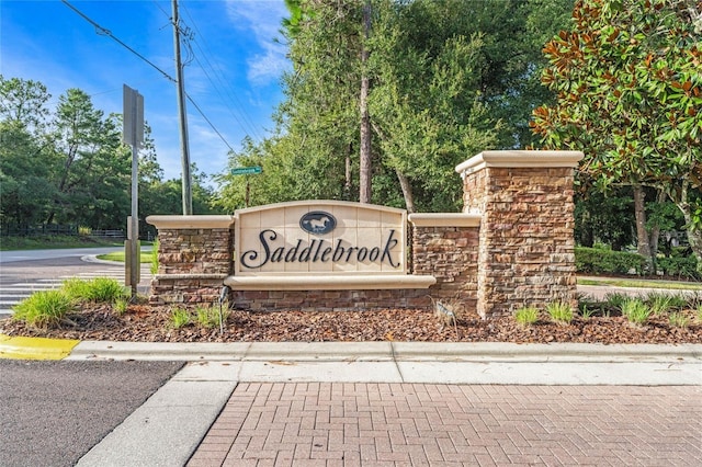 view of community / neighborhood sign