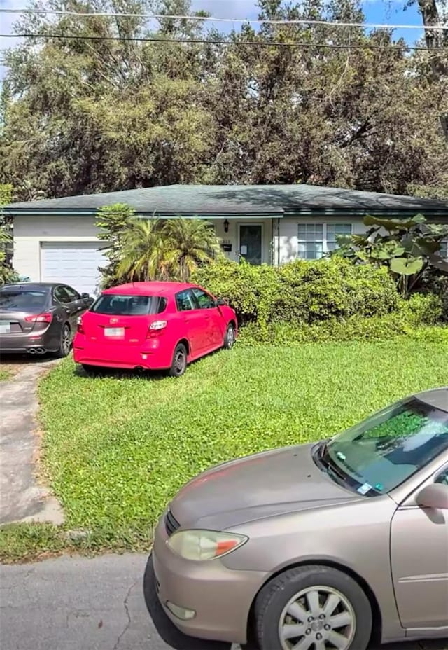 view of front facade with a front yard