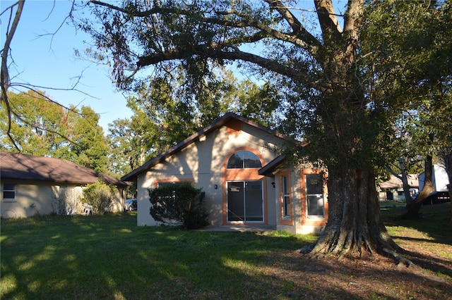 view of front of house featuring a front lawn