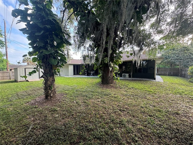 view of yard featuring a shed