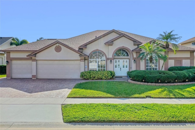 view of front of house featuring a front lawn and a garage