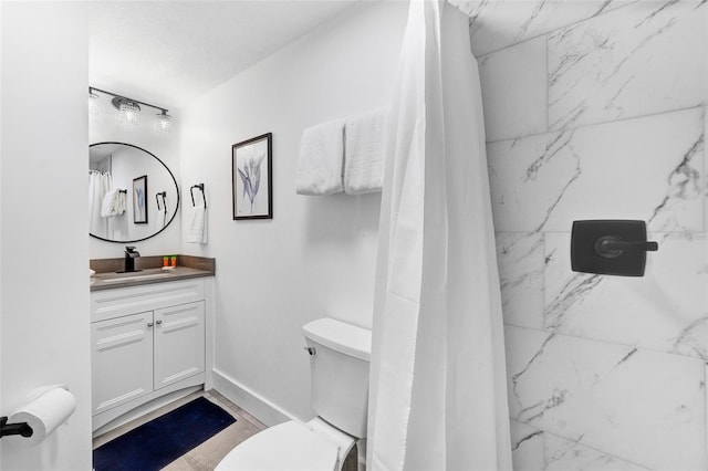 bathroom featuring a textured ceiling, vanity, toilet, and a shower with curtain