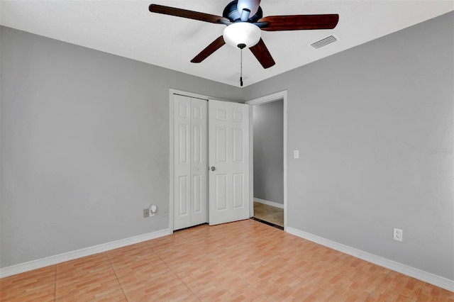 unfurnished bedroom featuring ceiling fan and a closet