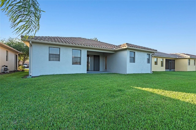 back of house featuring a lawn