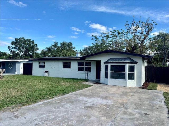 single story home with a front lawn