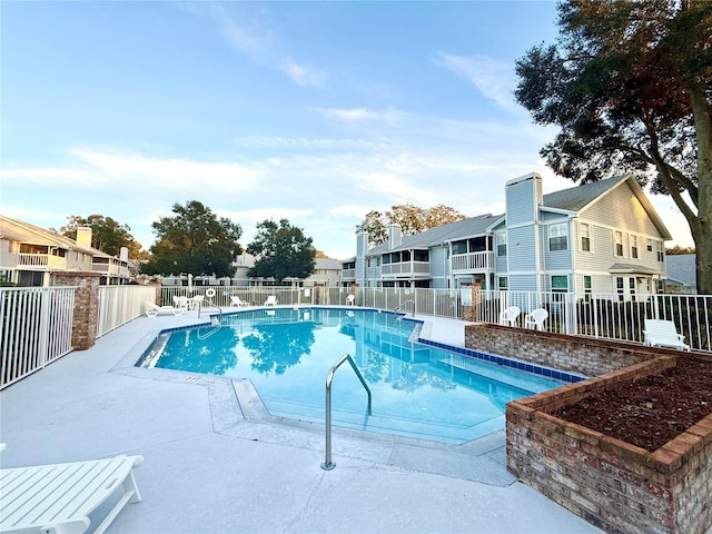 view of swimming pool